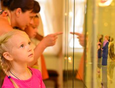 Выставка открыта со 2 июля по 20 сентября по адресу: ул. Декабрьских событий, 112 (усадьба Сукачева). Посетить ее можно ежедневно, кроме понедельника, с 10:00 до 18:00 (по четвергам с 10:00 до 20:00).