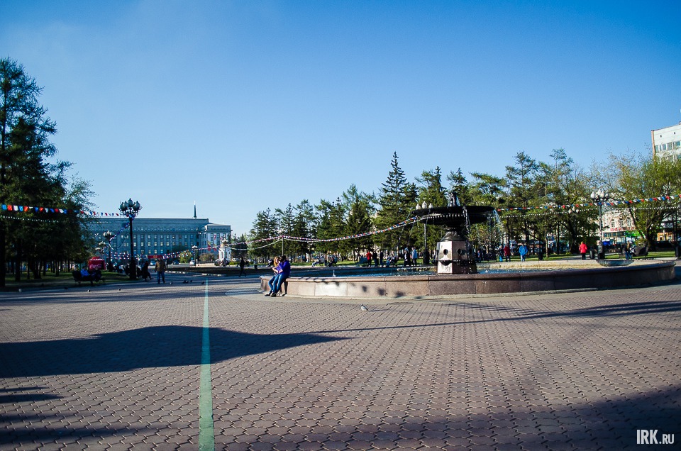 Площадь имени Кирова возникла за южной стеной Иркутского острога в 1670 году и изначально называлась Кремлёвской. Имя Кирова площади было присвоено в 1935 году. А в 1961 году здесь разбили сквер с фонтаном и скамейками.