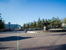 Площадь имени Кирова возникла за южной стеной Иркутского острога в 1670 году и изначально называлась Кремлёвской. Имя Кирова площади было присвоено в 1935 году. А в 1961 году здесь разбили сквер с фонтаном и скамейками.