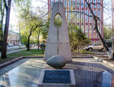 Свернём на улицу Канадзавы, здесь находится памятник русско-японской дружбы, установлен он в 1994 году как свидетельство дружбы между Иркутском и Судзуки.