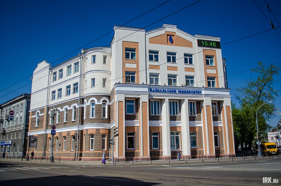 Здесь же через дорогу находится бывшее Иркутское высшее начальное Александро-Мариинское училище. Здание построено в 1895 году. Верхние два этажа надстроены в 1930 году.