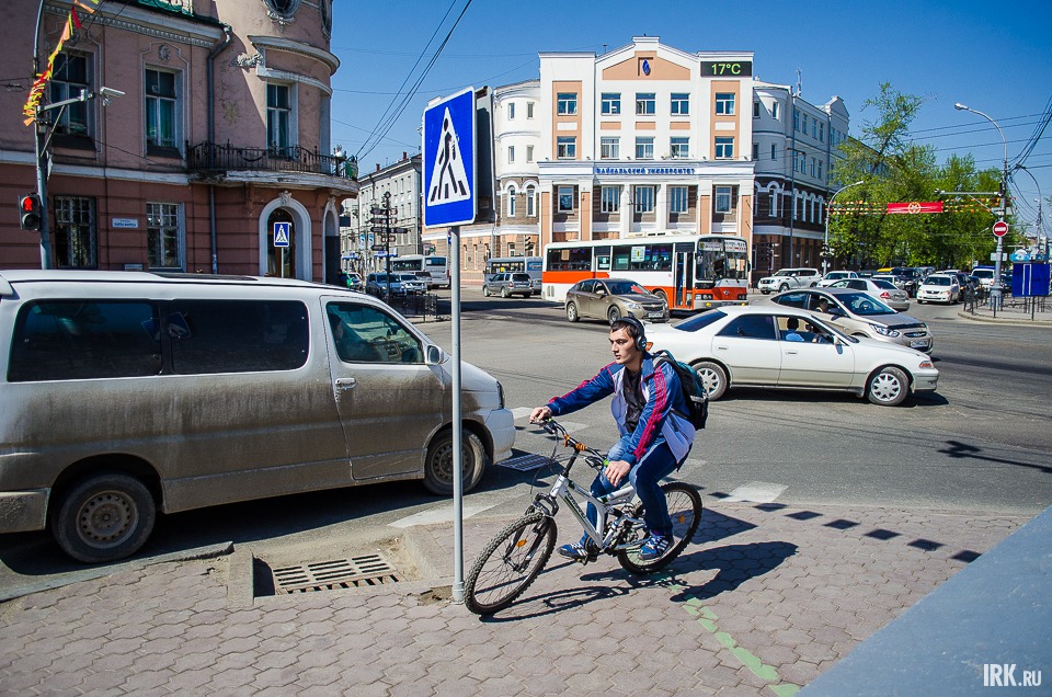 На перекрёстке улиц Ленина и Карла Маркса сразу три памятника истории. Следующий по нумерации — здание иркутского отделения Русско-Азиатского банка, ныне поликлиника №2.