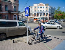 На перекрёстке улиц Ленина и Карла Маркса сразу три памятника истории. Следующий по нумерации — здание иркутского отделения Русско-Азиатского банка, ныне поликлиника №2.