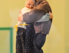 «Маленький мир» — это не просто выставка кукол. Здесь можно увидеть небольшие сценки из обычной жизни. На фото композиция «Дорогие мои старики. Парочка».