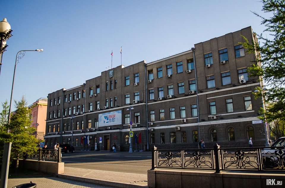 Следующий пункт — здание администрации Иркутска. Городская дума впервые въехала сюда в 1876 году. Два верхних этажа надстроены в 1934 году.