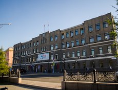 Следующий пункт — здание администрации Иркутска. Городская дума впервые въехала сюда в 1876 году. Два верхних этажа надстроены в 1934 году.