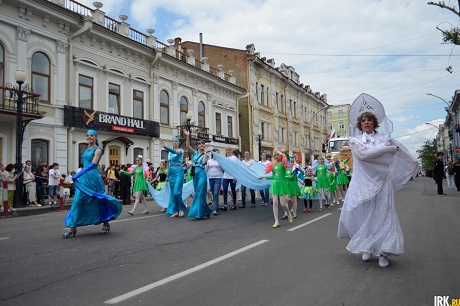 Праздничное шествие. Фото ИА «Иркутск онлайн»