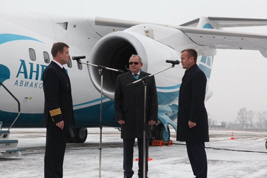 Сергей Ерощенко принимает новый самолет. Фото предоставлено пресс-службой губернатора и правительства Иркутской области Сергей Ерощенко принимает новый самолет. Фото предоставлено пресс-службой губернатора и правительства Иркутской области