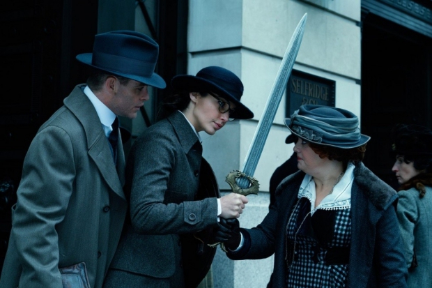 Когда Диана оказывается в Лондоне и облачается в деловой дамский костюмчик, становится очевидно, что госпоже Гадот весьма подошла бы роль Мэри Поппинс.