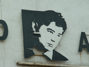 Портрет Александра Вампилова на здании театра. Фото IRK.ru