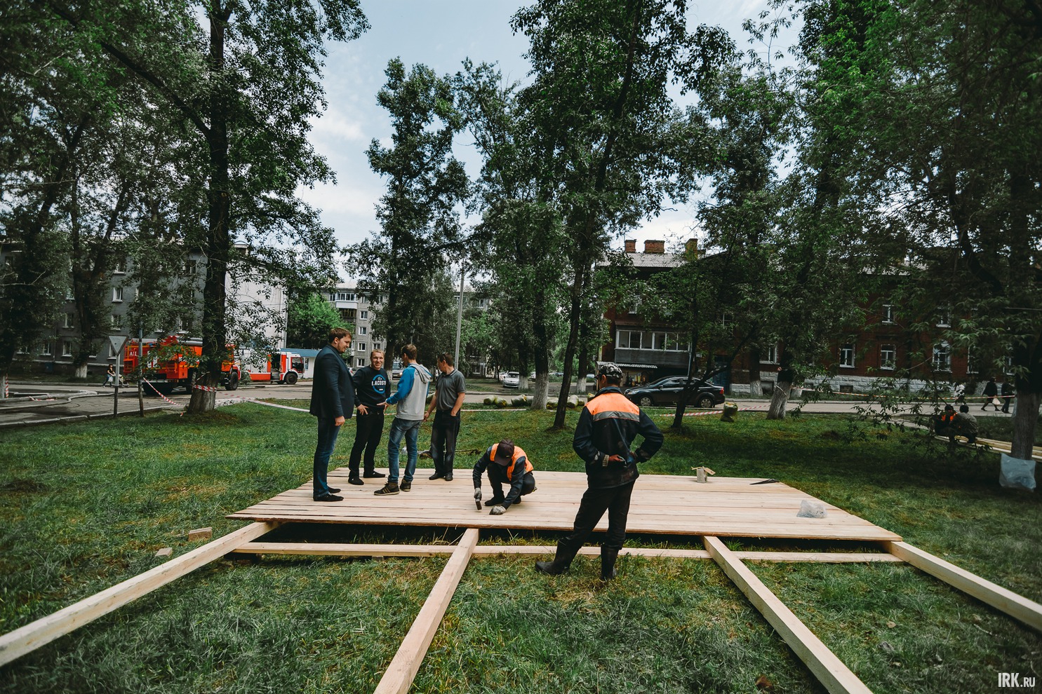Рабочие мастерят временный помост для церковных служб