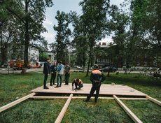 Рабочие мастерят временный помост для церковных служб