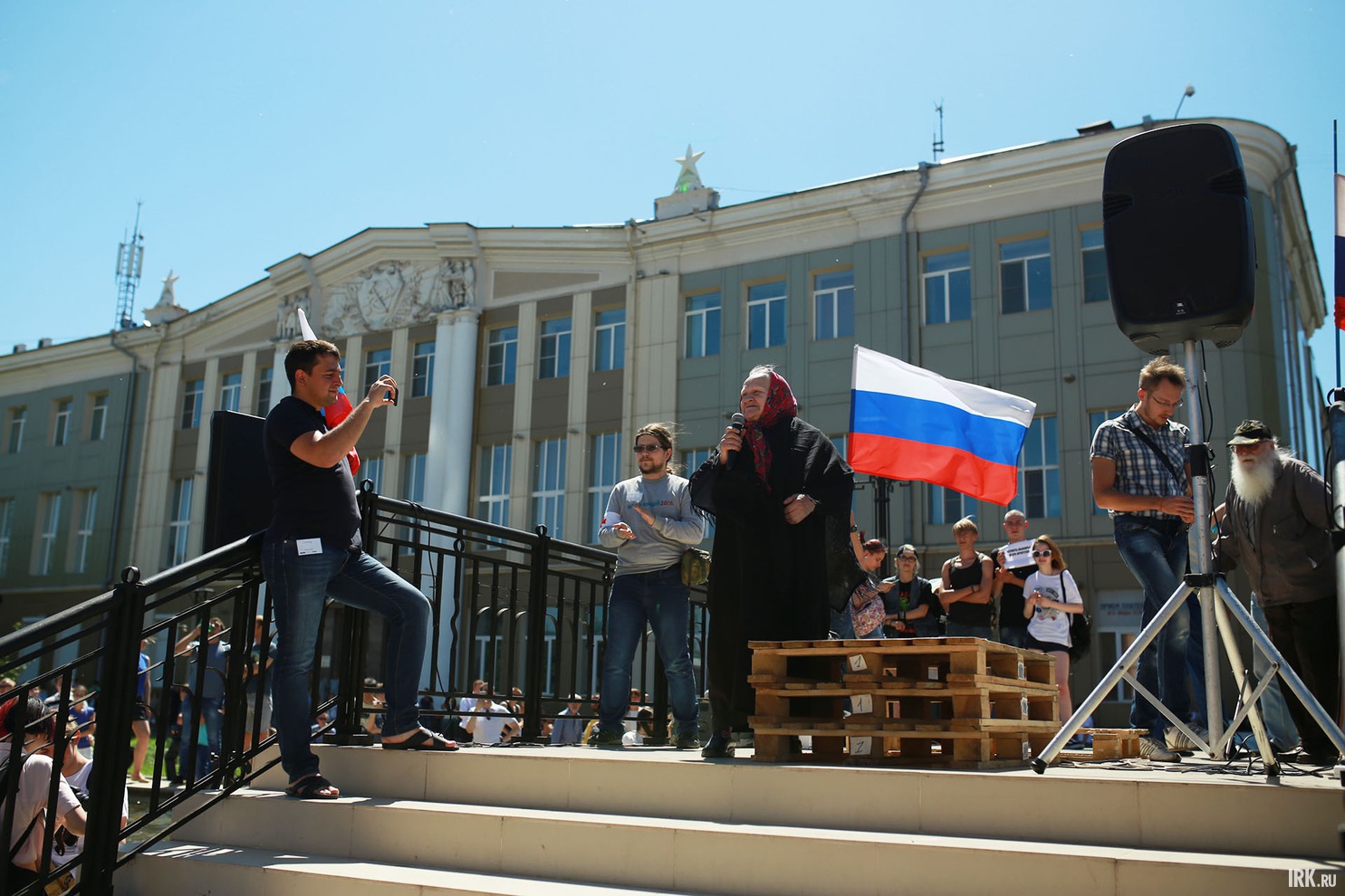 На митинге выступила Валентина Николаевна, прославившаяся как баба Валя