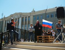 На митинге выступила Валентина Николаевна, прославившаяся как баба Валя