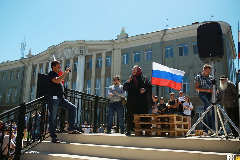 На митинге выступила Валентина Николаевна, прославившаяся как баба Валя