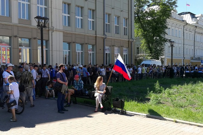 Утомленные солнцем митингующие перебегали в тень