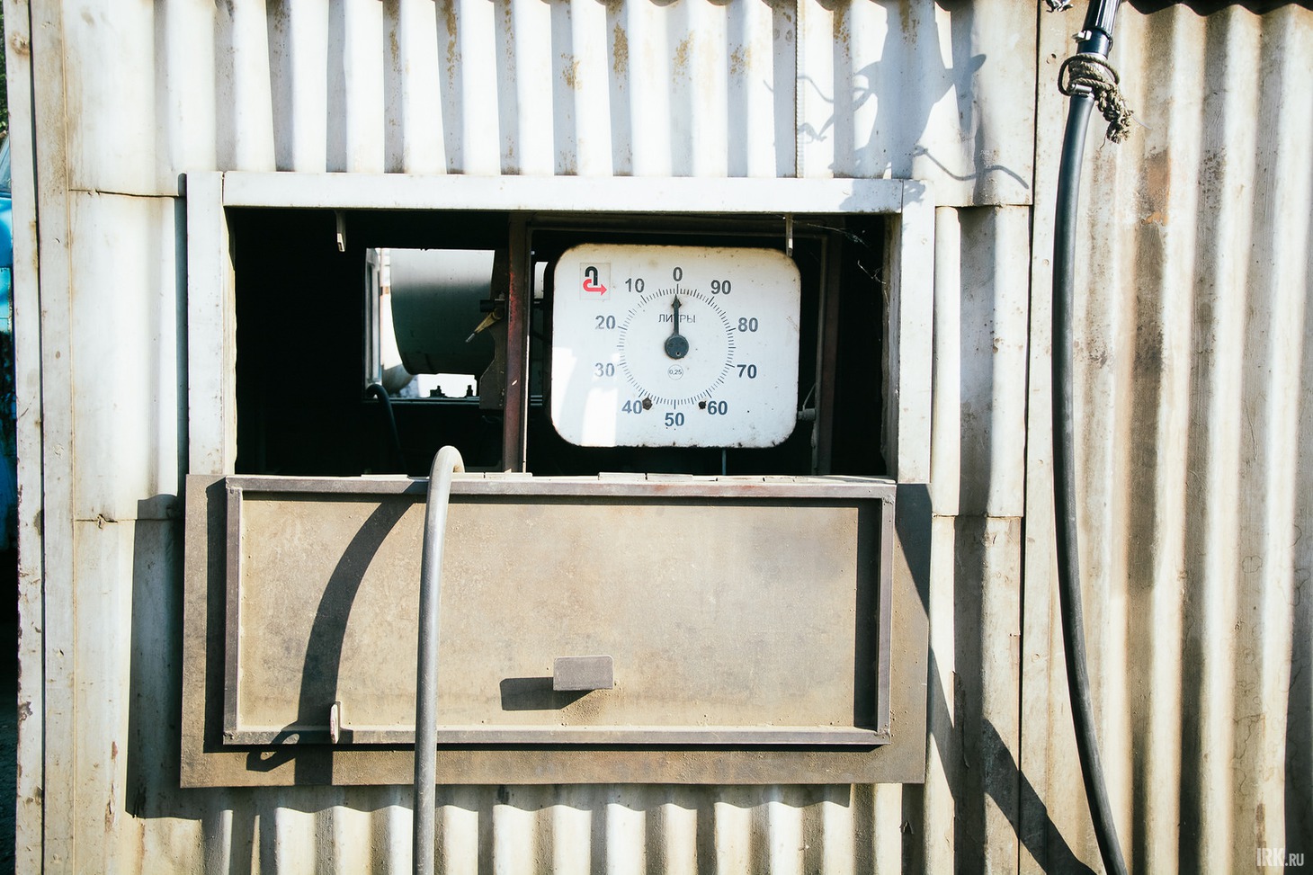 Это старая заправочная колонка