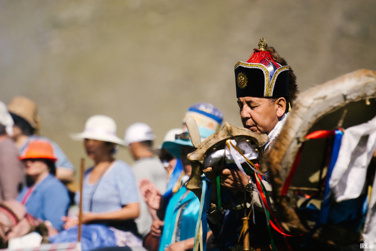 Открылся фестиваль шаманским обрядом Ехэ (Большой) Тайлаган «Дэлхэй дайдын мургэл». Это молебен поклонения и жертвоприношения духам и хозяевам священной горы Ёрд.