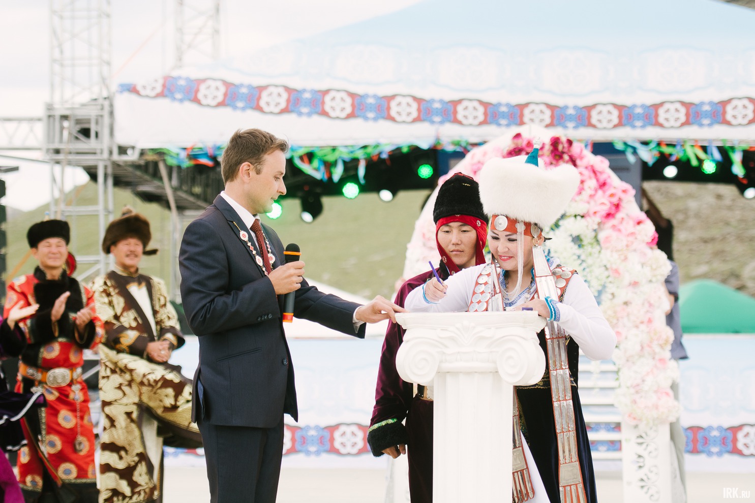 На фестивале состоялась настоящая свадьба: молодожёны Зинаида и Дорофей зарегистрировали брак у горы Ёрд.