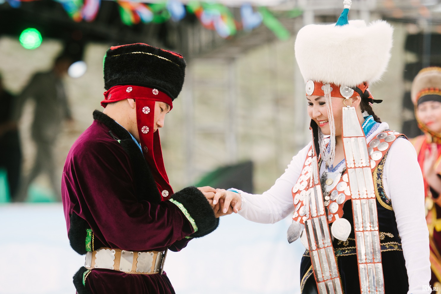 Сначала зрителям показали реконструкцию бурятского свадебного обряда, после чего прошла светская церемония, ради которой сотрудники ЗАГС специально приехали на игры.