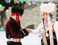Сначала зрителям показали реконструкцию бурятского свадебного обряда, после чего прошла светская церемония, ради которой сотрудники ЗАГС специально приехали на игры.