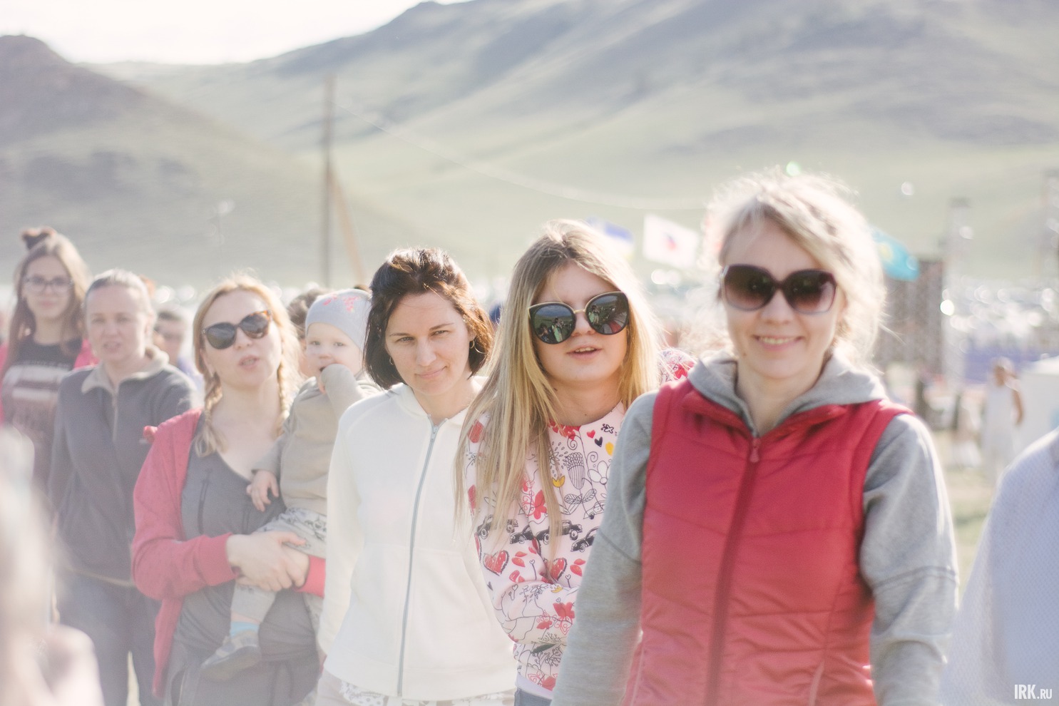 Завершился фестиваль большим хороводом вокруг горы Ёрд.