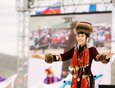 Десять участниц из Монголии, Иркутской области, Бурятии и Якутии соревновались в певческих и танцевальных талантах.