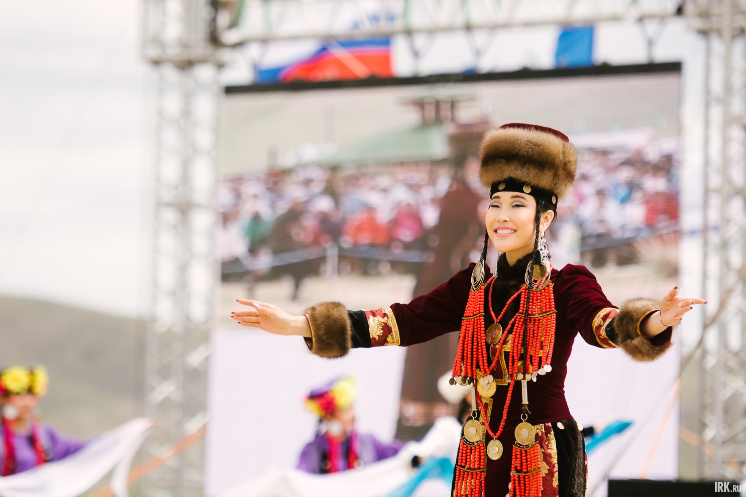 Десять участниц из Монголии, Иркутской области, Бурятии и Якутии соревновались в певческих и танцевальных талантах.