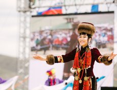 Десять участниц из Монголии, Иркутской области, Бурятии и Якутии соревновались в певческих и танцевальных талантах.