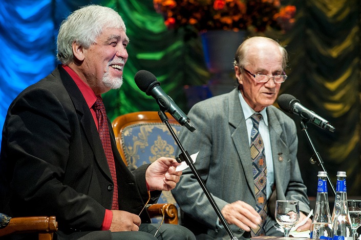 Виталий Сидорченко и ведущий вечера Владимир Скиф. Литературные вечера «Этим летом в Иркутске» — 2016 Виталий Сидорченко и ведущий вечера Владимир Скиф. Литературные вечера «Этим летом в Иркутске» — 2016