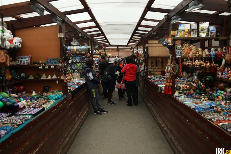 Туристы на рынке в Листвянке. Автор фото — Регина Ступурайте