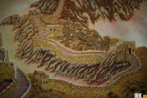 Холл гостиницы украшает изображение Великой Китайской стены. Автор фото — Регина Ступурайте