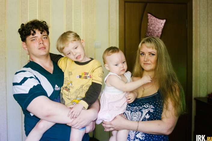 Ирина Деревянчук с детьми. Старшему сыну — 18 лет, среднему — 4,5 года, младшей дочке — один год