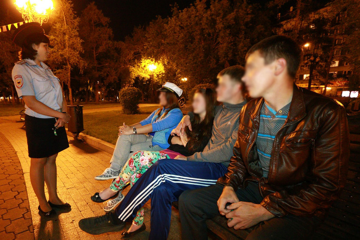 Инспектор ПДН разговаривает с подростками. Фото пресс-службы ГУ МВД России по Иркутской области
