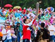 Факел с огнем вынес заслуженный спортсмен-ветеран Геннадий Митрофанов.