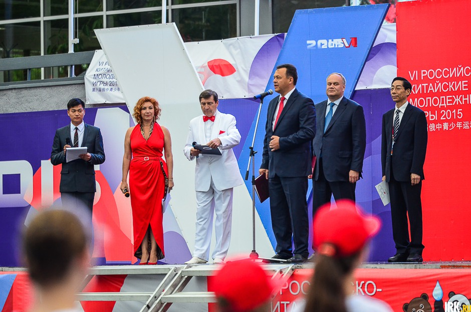 Николай Слободчиков зачитал поздравительные телеграммы от Владимира Путина и Дмитрия Медведева.