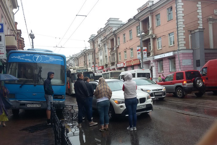 Маршрут 13 иркутск. Город Иркутск 13 маршрут ДТП. Последние новости общественного транспорта Иркутска. Маршрутка Иркутск магистральный ДТП.