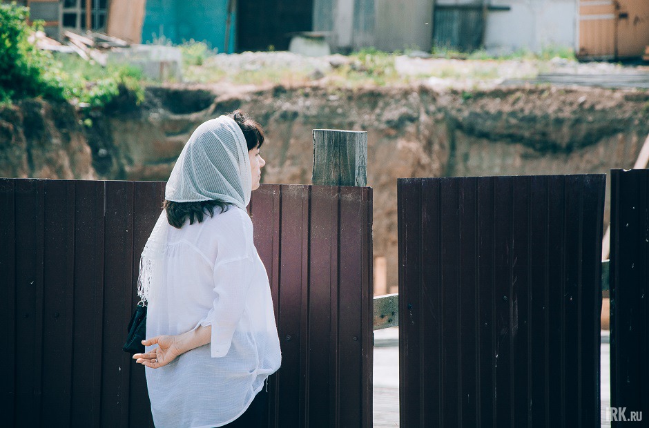 Прихожане наблюдают за строительством