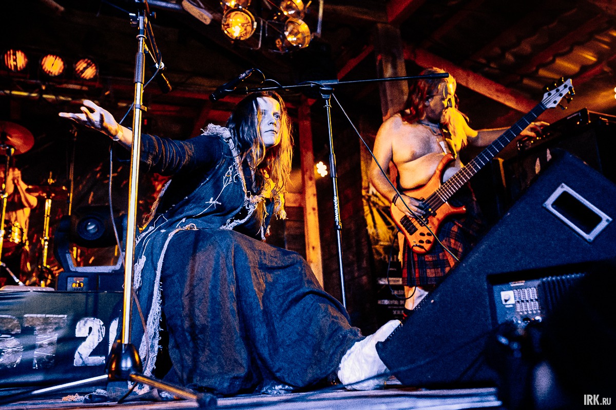 Солистка питерской группы «Тролль гнет ель» Мария Леонова в день концерта сломала ногу.