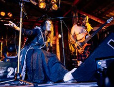 Солистка питерской группы «Тролль гнет ель» Мария Леонова в день концерта сломала ногу.