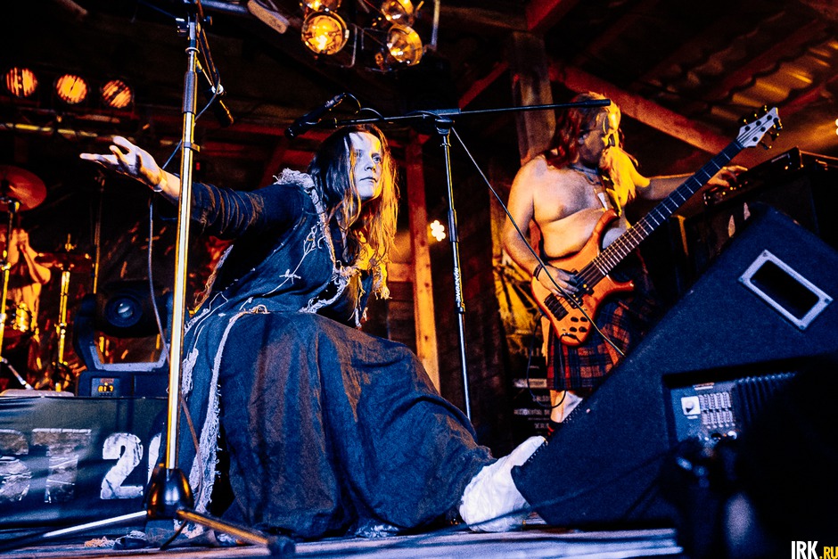 Солистка питерской группы «Тролль гнет ель» Мария Леонова в день концерта сломала ногу.