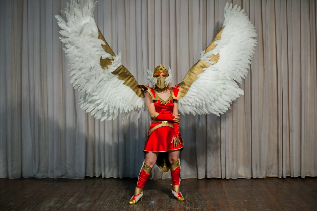 Олеся, 23 года, 1 месяц и 5000 рублей. «Друзья позвали, да и все равно собиралась прийти вот и решила костюмчик показать, который изготовила для другого мероприятия»