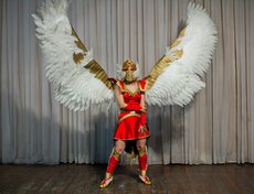 Олеся, 23 года, 1 месяц и 5000 рублей. «Друзья позвали, да и все равно собиралась прийти вот и решила костюмчик показать, который изготовила для другого мероприятия»