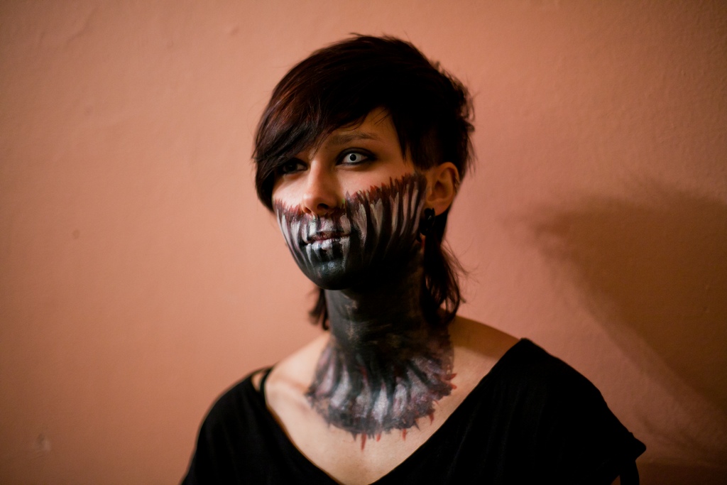 Вика, 19 лет. На создание наряда ушло 3 часа и около 2 000 рублей. «Мы с другом пришли постебаться над косплейщиками, наши наряды никаким образом не относятся к культуре аниме. Мы просто фрики»