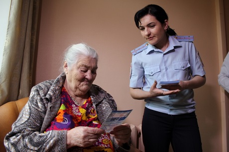Профилактическая акция для пенсионеров «Рецепт безопасности». Фото пресс-службы ГУ МВД по Иркутской области.