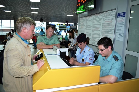 Проверка пассажиров в аэропорту. Фото пресс-службы УФССП по Иркутской области