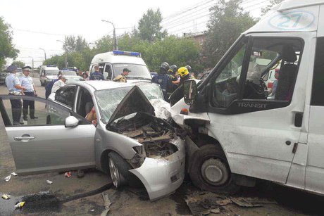 Восемь человек госпитализированы в больницу в результате дорожно-траспортного происшествия в Иркутске