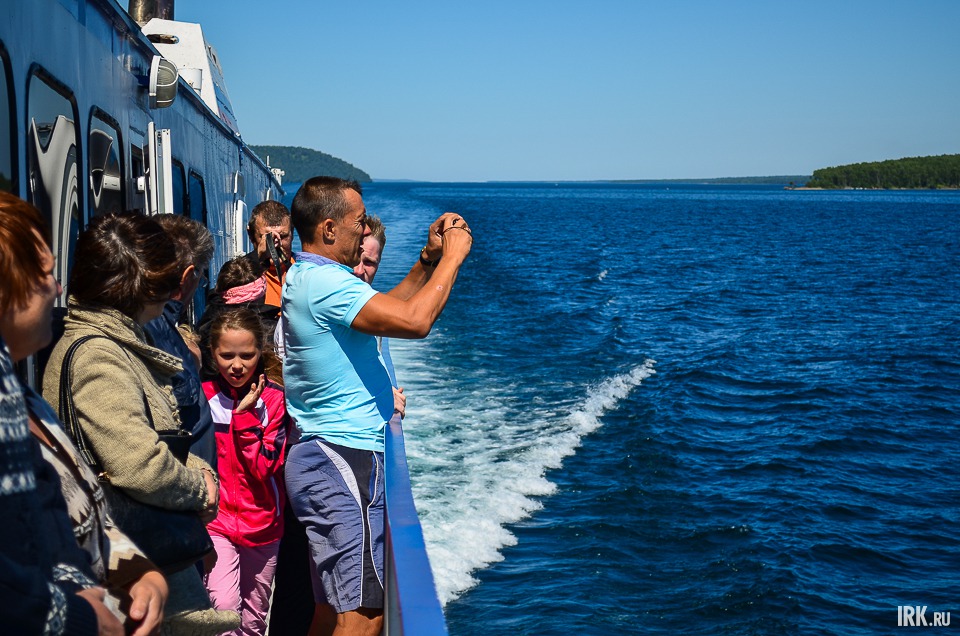 За это время можно позавтракать в кафе, послушать рассказы гида об Ангаре или полюбоваться видами на открытой палубе.