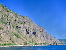 Здесь можно любоваться живописными скальными пейзажами.