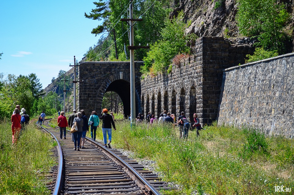 Следующая остановка — в Шумихе (103 километр Кругобайкалки).  Знаменитая «Итальянская» подпорная стенка расположена именно здесь.